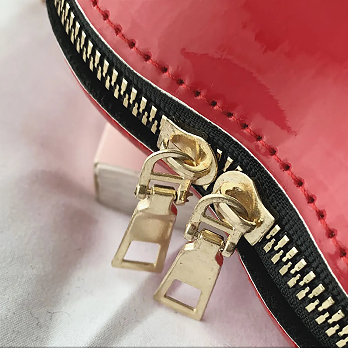 1pc Niche Red Lip Shaped Chain Bag, Novelty Mini Shoulder Bag, Women's Stylish Zipper Bag - Tasawoq