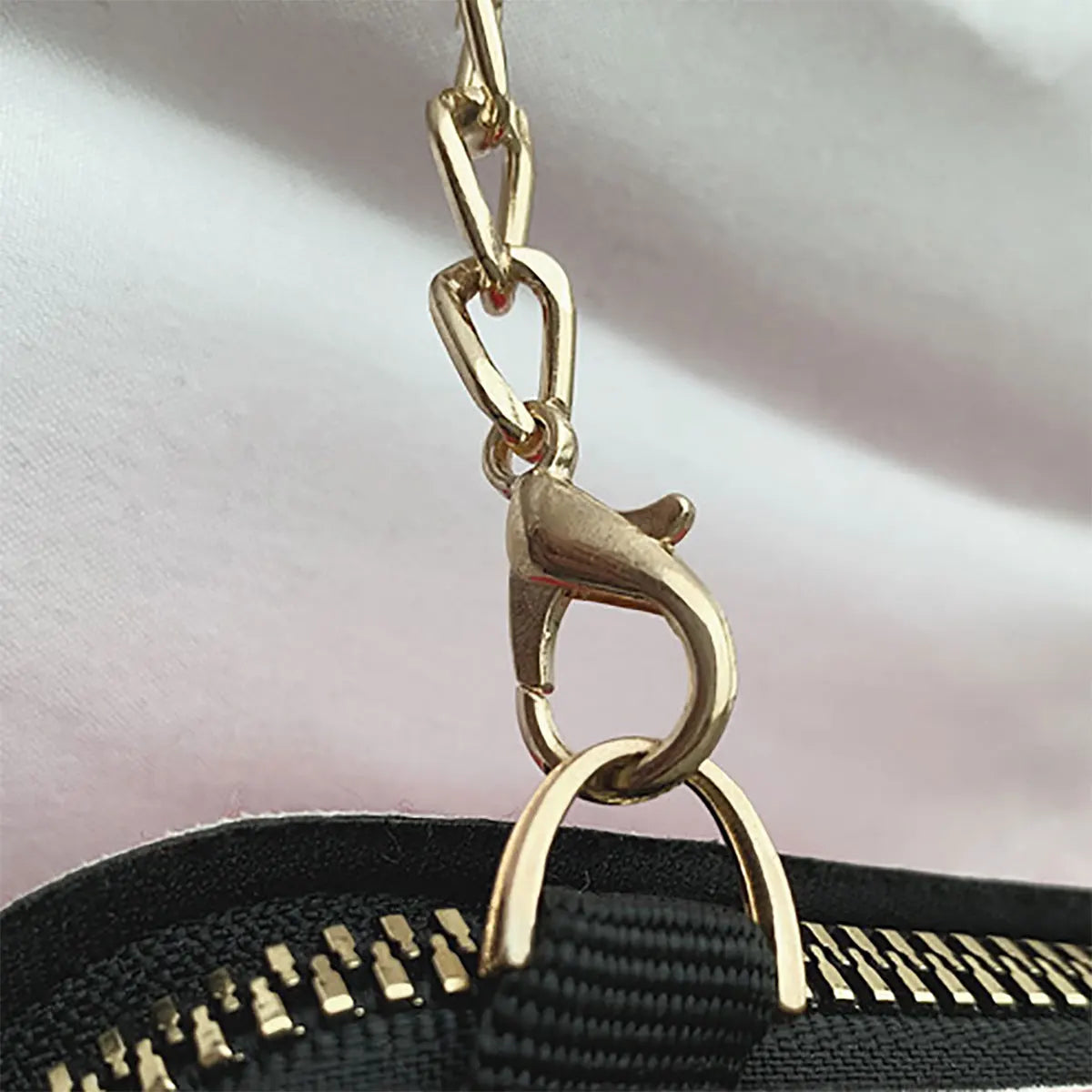 1pc Niche Red Lip Shaped Chain Bag, Novelty Mini Shoulder Bag, Women's Stylish Zipper Bag - Tasawoq
